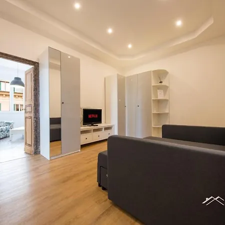 Center, Free Wifi & Netflix By Tilo